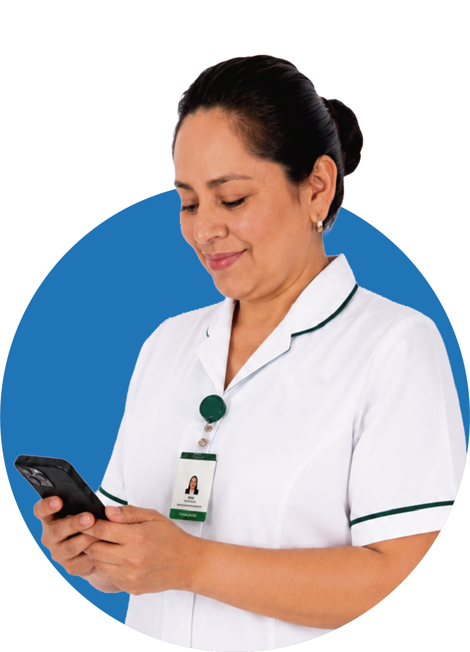 Enfermera del IMSS sonriendo, usando su teléfono