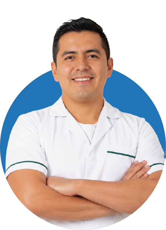 Enfermero del IMSS sonriendo, con los brazos cruzados