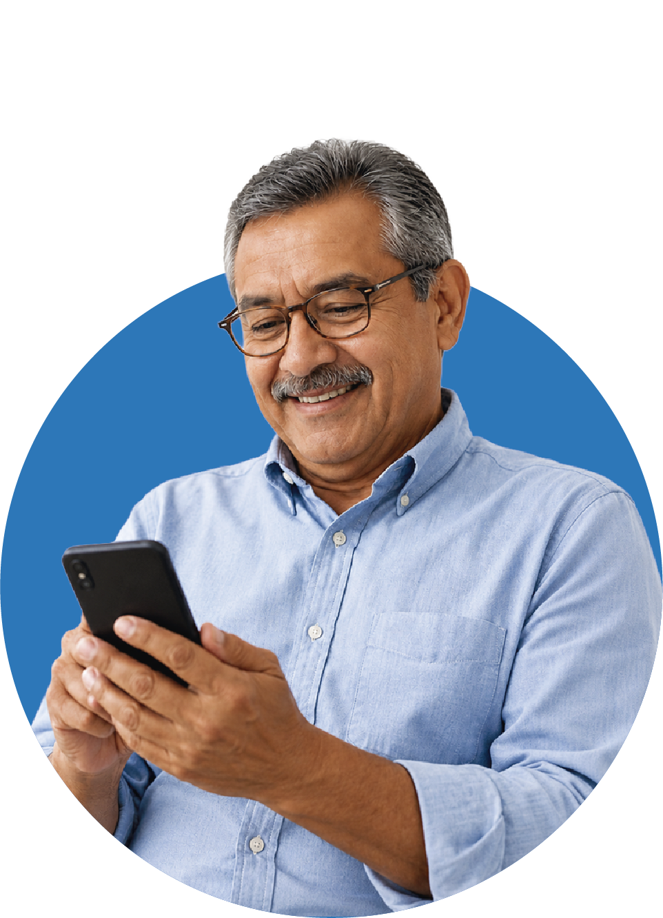 Hombre jubilado sonriendo, usando su teléfono