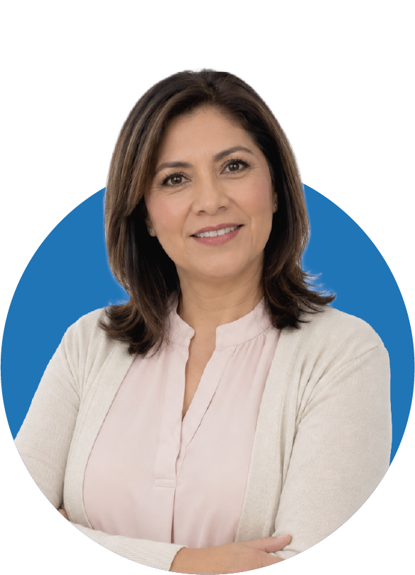 Maestra sonriendo, con los brazos cruzados